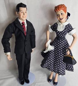 lot 34 image: Hamilton Collection Vintage Lucille Ball and Dezi Arnaz Lucy and Ricky Porcelain Dolls -18
