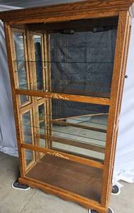 lot 4 image: Wooden Display Case with 4 Locked Side Doors, Two Lights, 4 Adjustable Position Glass Shelves