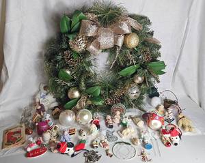 lot 43 image: 32in Prelit Decorated Wreath and a Collection of Christmas Ornaments