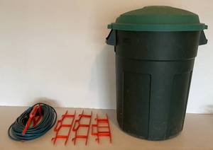 33 Gallon Rubbermaid Trash Can With Lid, Extension Cord & Holders