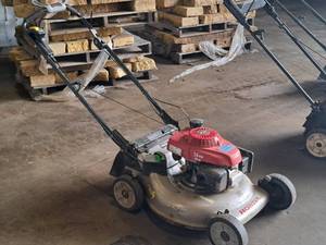 lot 31 image: Honda Twin Blade 3-in-1 System GCV160 Push Lawn Mower HRR2169VYA
