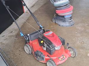 lot 39 image: Toro Super Recycler SR4 Gas Push Lawn Mower 20381