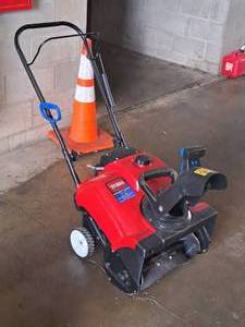 lot 43 image: Toro Power Clear 518 ZR 18 99cc OHV 4-Cycle Snowblower