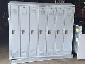 lot 49 image: 7-Locker Set