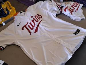 lot 129 image: Nike Size X-Large Minnesota Twins logo Jersey