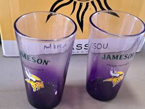 lot 135 image: Lot of (16) Minnesota Vikings - Jameson logo Pint Glasses
