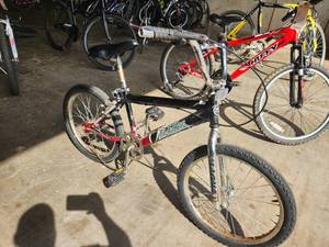 lot 402 image: Magna 16 Mens Single-speed BMX Bicycle 12 Black Frame