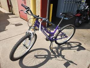lot 409 image: Roadmaster Granite Peak 20 Womens Trail Bicycle 14 Purple Frame