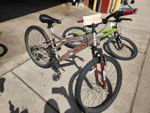 lot 410 image: Pacific Exploit 22 Womens Trail Bicycle 18 Gold Frame