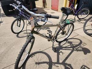 lot 416 image: Schwinn Sierra 24 Mens Trail Bicycle 20 Gold Frame