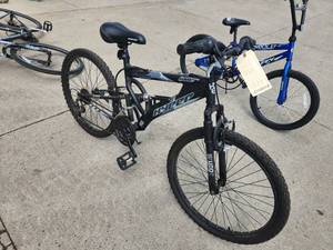 lot 422 image: Hyper Havoc FS Aluminum 23 Mens Trail Bicycle 17 Dark Grey Frame