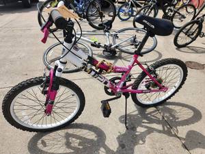lot 424 image: BMC 19 Girls Trail Bicycle 12 PinkWhite Frame
