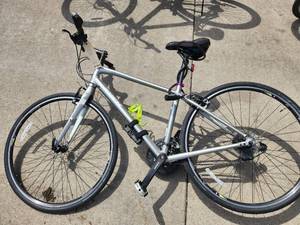 lot 425 image: Trek FX 24 Mens Trail Bicycle 17 Silver Frame
