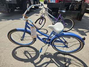 lot 427 image: Cranbrook 24 Girls Street Bicycle 16 Baby Blue Frame