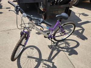 lot 428 image: Magna Great Divide 22 Ladies Trail Bicycle 19 PurpleSilver Frame