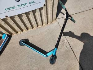 lot 430 image: Lot of (1) Lucky Prospect Scooter