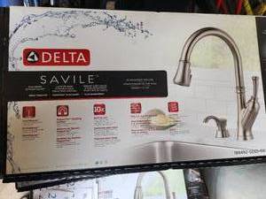 lot 214 image: Delta Savile Pull-Down Kitchen Faucet (New in Box)