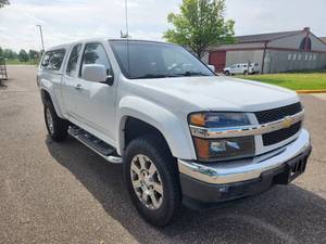 lot 1 image: 2012 Chevrolet Colorado Extended Cab Pickup with Bed Topper