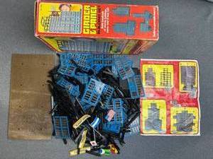 lot 16 image: Vintage 1975 Kenner Girder and Panel Building Set No. 72000