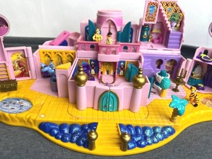 lot 26 image: Vintage 1996 Disney Polly Pocket Jasmines Royal PalaceVintage Takara Tomy Tomica 7 Eleven Toy2002 Polly Pocket Carousel Toy