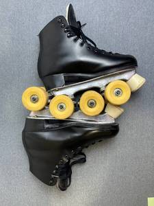lot 37 image: Vintage Dominion (Canada) Black Roller Skates (Womens Size 8) in Good Condition