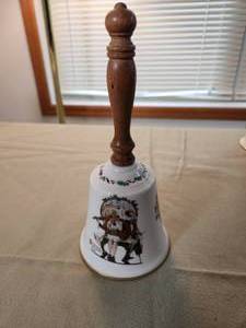 lot 37 image: Vintage Gorham Fine China Dinner Bell Christmas Medley 1983