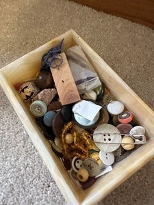 lot 17 image: Vintage Marble Trinket Box With Assortment Of Buttons