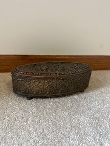 lot 15 image: Jennings Brothers Silver Plate Hinged Vanity Trinket Box JB 2555