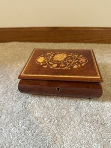 lot 16 image: Italian Reuge Music Box Plays 1 Song My Lady Greensleeves