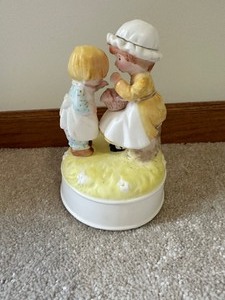 lot 18 image: Holly Hobbie Children Vintage 1974 Music Box 1750HHMB14