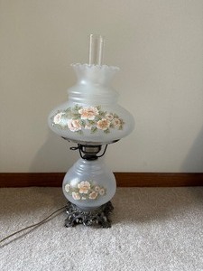 lot 19 image: Vintage 3 Way Electric Parlor Lamp