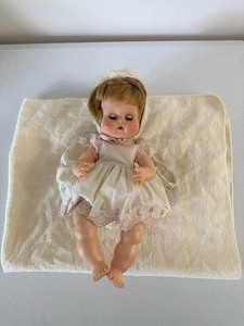 lot 114 image: Vintage Ginny Doll with Blanket