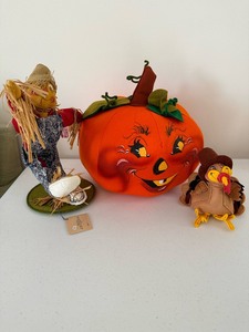lot 104 image: Vintage Annalee Dolls Fall Harvest Lot - Annalee Scarecrow Pumpkin Turkey  Black Cat