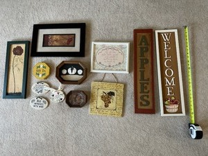 lot 128 image: Assortment of Wall Decorations