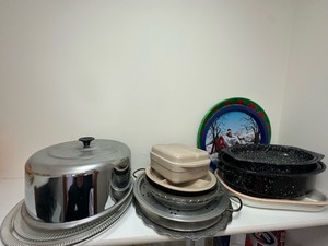 lot 236 image: Shelf of Misc Kitchen items as seen in photo