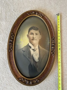 lot 132 image: Vintage Oval Frame with Glass