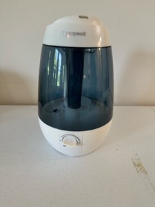 lot 134 image: Honeywell Humidifier HUL535W