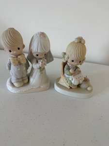 lot 178 image: Vintage 1970s Precious Moments Lord Bless You and Keep You and Mother Sew Dear Figurines