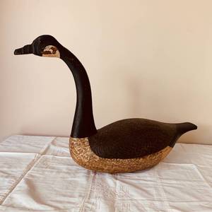 lot 11 image: Hand Carved Canadian Goose Premier Wooden Decorative Decoy