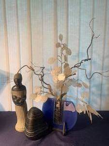 lot 107 image: Artisan Figure and Glass Objects