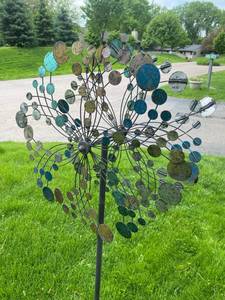 lot 21 image: Metal Mobile Garden Art Windmill