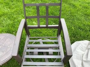 lot 37 image: Comfy Outdoor Swivel Rocking Chair with Table and Cover