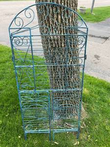lot 44 image: Folding Metal Display Stand