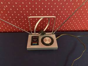 lot 80 image: Vintage Radio Shack Color TV Antenna Eagle 100