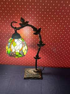 lot 114 image: Grapevine and Leaf Tiffany Style Table Lamp
