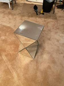 lot 119 image: Stunning Mirrored End Table