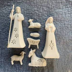 lot 143 image: Pure White Manger Set