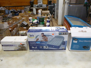 lot 4 image: Bed Items