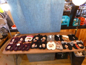 lot 35 image: Womens Slippers