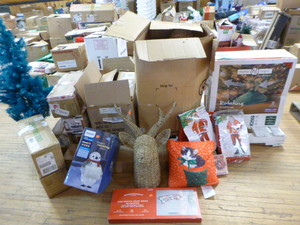 lot 69 image: Pallet of Christmas Dcor